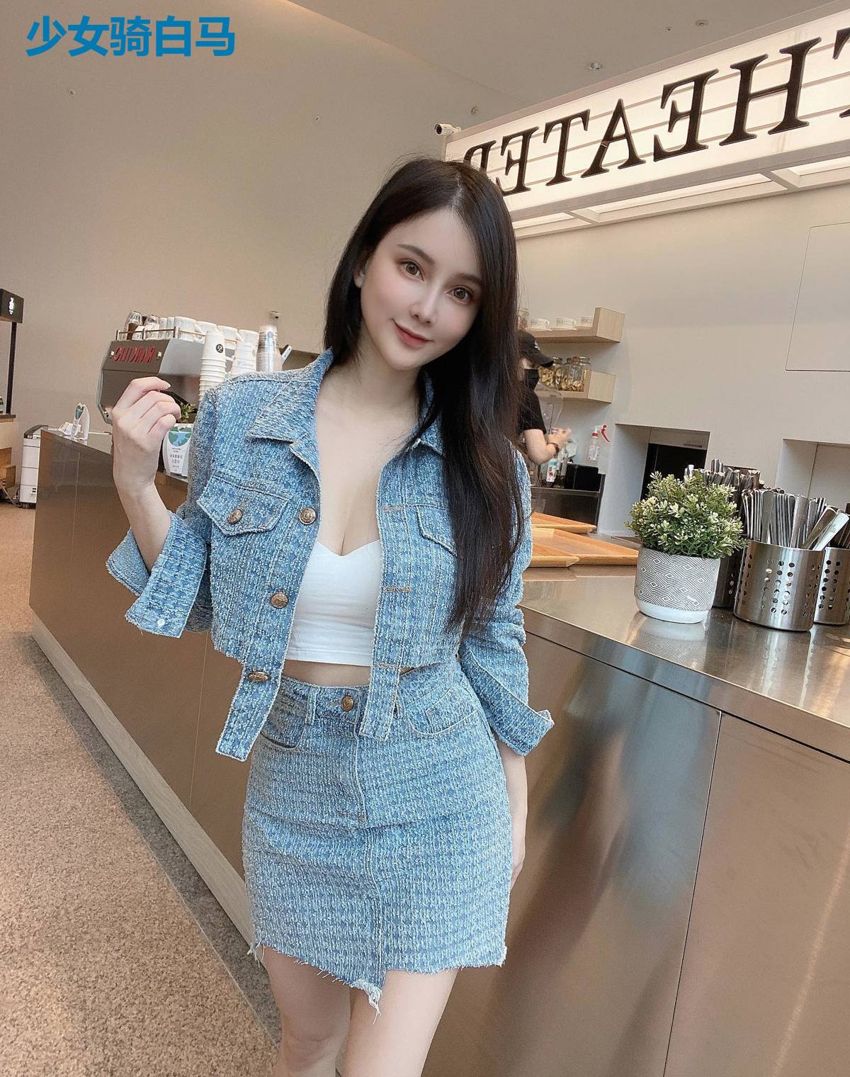 少女骑白马