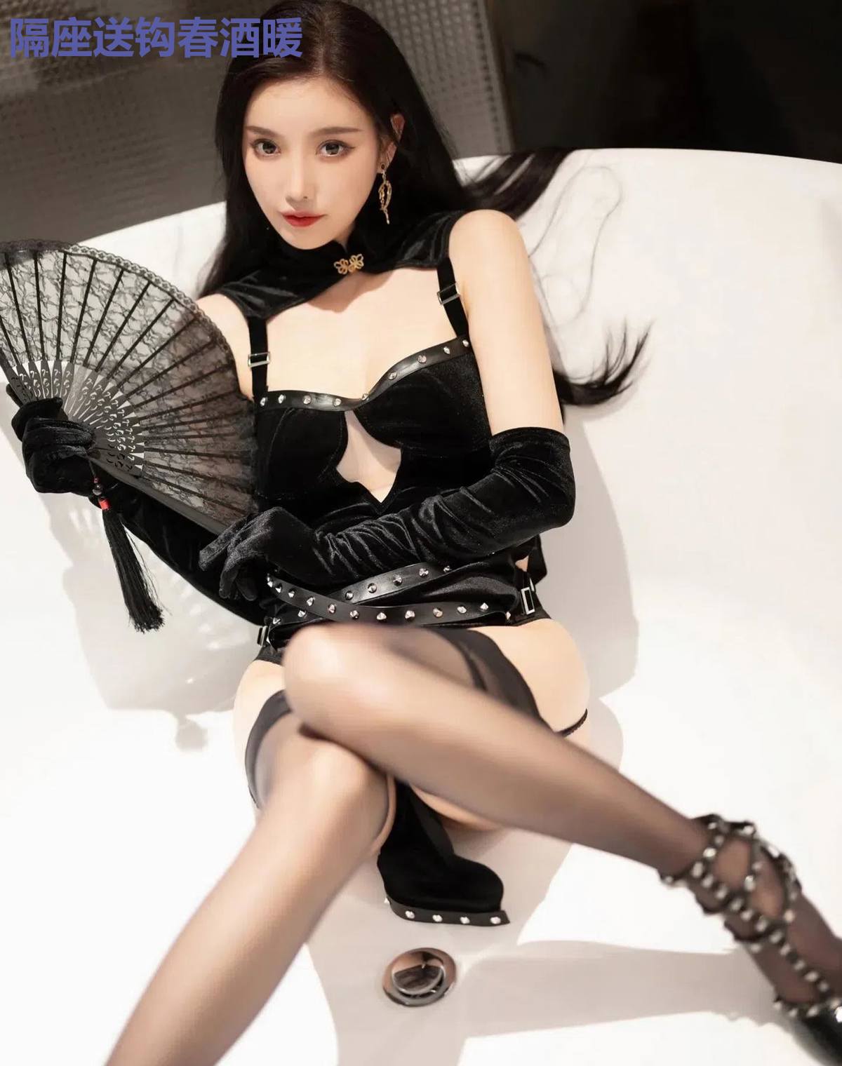 隔座送钩春酒暖